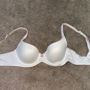 PINK Victoria's Secret White Underwire Bra Smooth Molded Cups